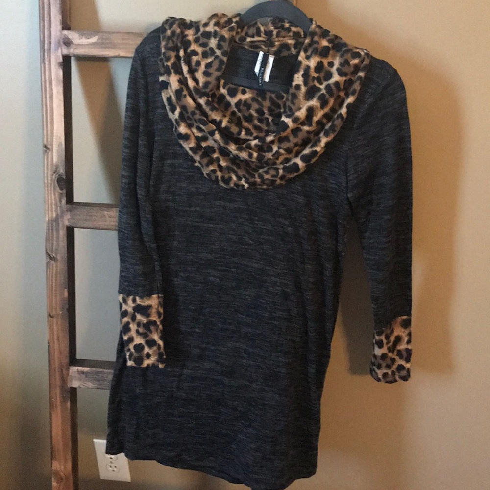 Gray tunic with cheetah print - Picture 1 of 3